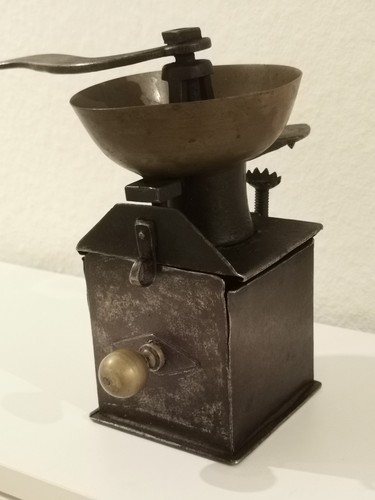 Sehr alte kaffeemühle - sehr,